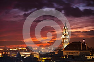 Campanario sobre el principal plaza de la ciudad de Francia 