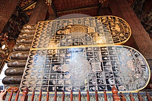 Beliefs in 108 Auspicious Symbols in the Lord Buddhaâ€™s Footprint of The Reclining Buddha of Wat Pho, came from ancient scripture