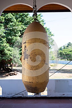 A bell made of bombs in a pavilion at Wat Mae La Nuea temple, Phrae Province, Thailand. Publie Domain