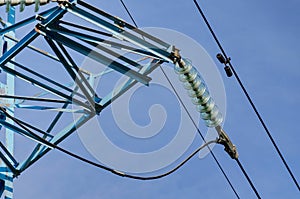 Bell-shaped insulator chain of electric power transmission line