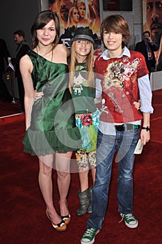 Bella Thorne, Kaili Thorne,