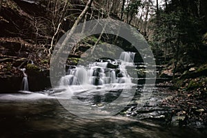 Bellissima cascata di montagna