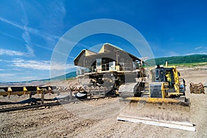 The belt conveyor and bulldozer