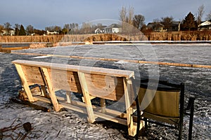 Bench for fans for an outdoor ie hockey arena