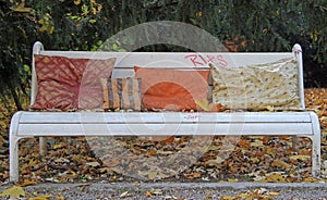 Lavička s polštáři ve veřejném parku v Bratislavě