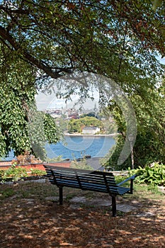 Bench on SÃ¶dermalm with view of the Vasa Museum