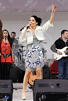Bengu Erden performs