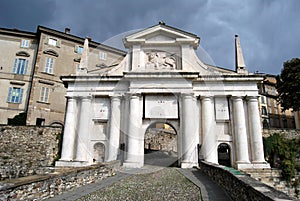 Bergamo s. agostino door photo