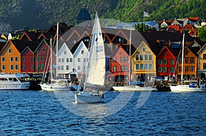 Barche a vela lungo le banchine con case colorate a Bergen, in Norvegia, dichiarato dall'UNESCO patrimonio architettonico del sito.