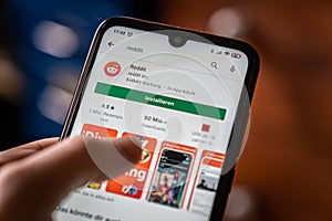 Reddit App is opened in the playstore on a german smartphone.