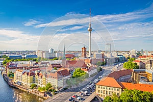 Berlina beber un rio sobre el atardecer alemania 