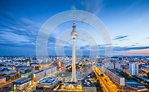 Berlina televisión la Torre sobre el sobre el oscuridad alemania 