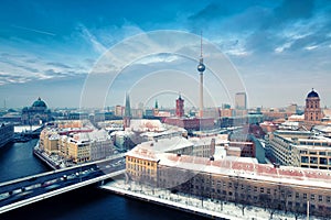 Die stadt mit schnee a blauer himmel 