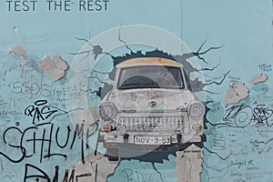 Berlin wall / east side gallery graffiti