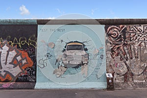 Berlin wall / east side gallery graffiti