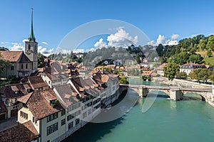 Viejo paisaje urbano desplegado forma puente más alto un rio 