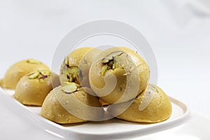 Besan ki Burfii/besan ke ladoo