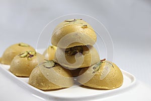 Besan ki Burfii/besan ke ladoo