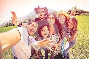 Los mejores amigos de tomar selfie en el campo de picnic Feliz concepto de la amistad y la diversión con los jóvenes y las nuevas tendencias de la tecnología de la Vendimia filtro de mirar con marsala, el color de los tonos de distorsión de lente Ojo de pez.