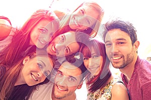 Beste Freunde nehmen selfie im freien mit Hintergrundbeleuchtung Kontrast Glücklich Freundschaft Konzept mit Jungen Menschen, die Spaß zusammen, Vintage gefiltert look mit marsala-Farbe Tönen und Sonnenschein halo-Flair.