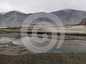 So beutiful mountain and cloudy sky and water in showing piture.