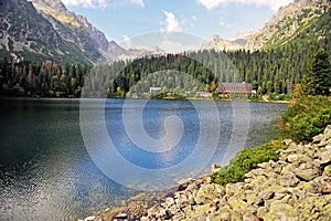 Krásná přírodní krajina s jezerem a horami