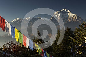 Vlajky vrchol v na západ slunce v hora nepál 
