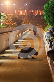 Bhutan pilgrim bow against Mahabodhi Temple