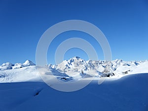 bianchissimo panorama di montagna con neve fresca photo