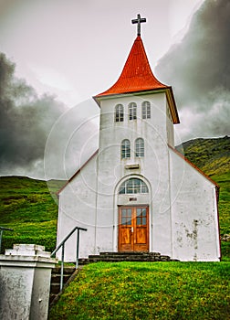 BiaÅ‚y koÅ›ciÃ³Å‚ z czerwonym dachem w Islandii