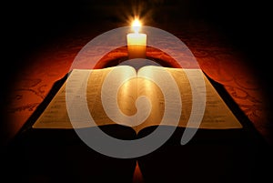 Biblia a sviečka 