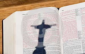 La Bibbia ombra da cristo 