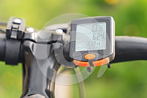 Bicycle computer mounted on a bicycle handlebar