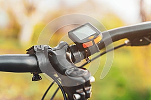 Bicycle computer mounted on a bicycle handlebar