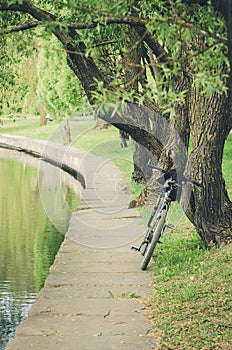 Bicycle near a reservoir in park/bicycle in park near a reservoir