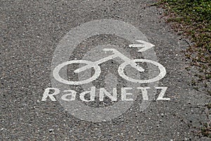 Bicycle path markings on the asphalt. German text: Bike network