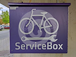 Bicycle service box for public use