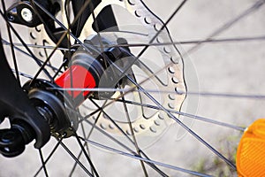 Bicycle wheel with disk brakes