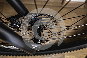 Bicycle wheel with hub and hydraulic disc brake