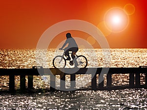 Andare in bici sul tramonto 