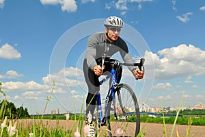 Ciclista sul da il cielo 