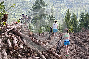 Bicyclists are overcoming difficulties in the mountains