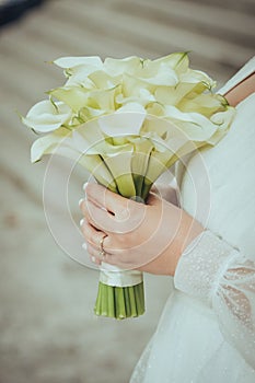 Bide holding a wedding bouquet