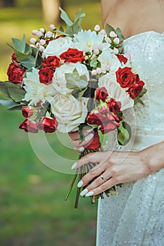 Bide holding a wedding flowers bouquet