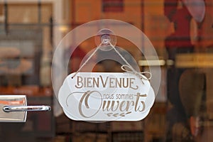 Bienvenue, nous sommes ouverts - Open sign