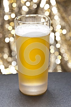 Bier glasses in front of a colorful background