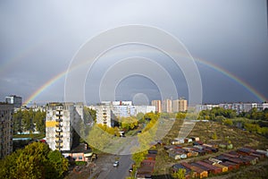 Der große schön Regenbogen höher hässlich die stadt 