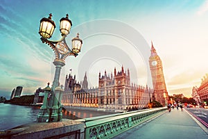 Velký londýn velká británie na západ slunce. ulice lampa světlo na most. starodávný 