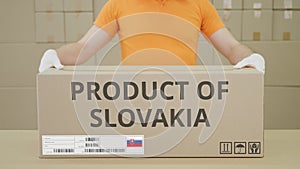 Kartón s tlačeným textom PRODUKT SLOVENSKA, záber súvisiaci s exportom alebo importom