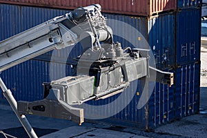 Big cargo spreader for container lifting at the port